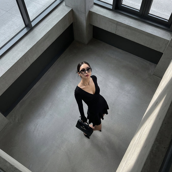 Robe courte ajustée noire avec col V et volants - Koreanxwear