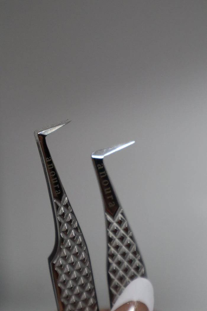 EYELASH TWEEZERS