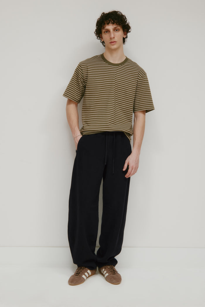 Model 6'0.5" and is wearing a size M.