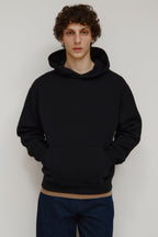 Model 6'0.5" and is wearing a size M.