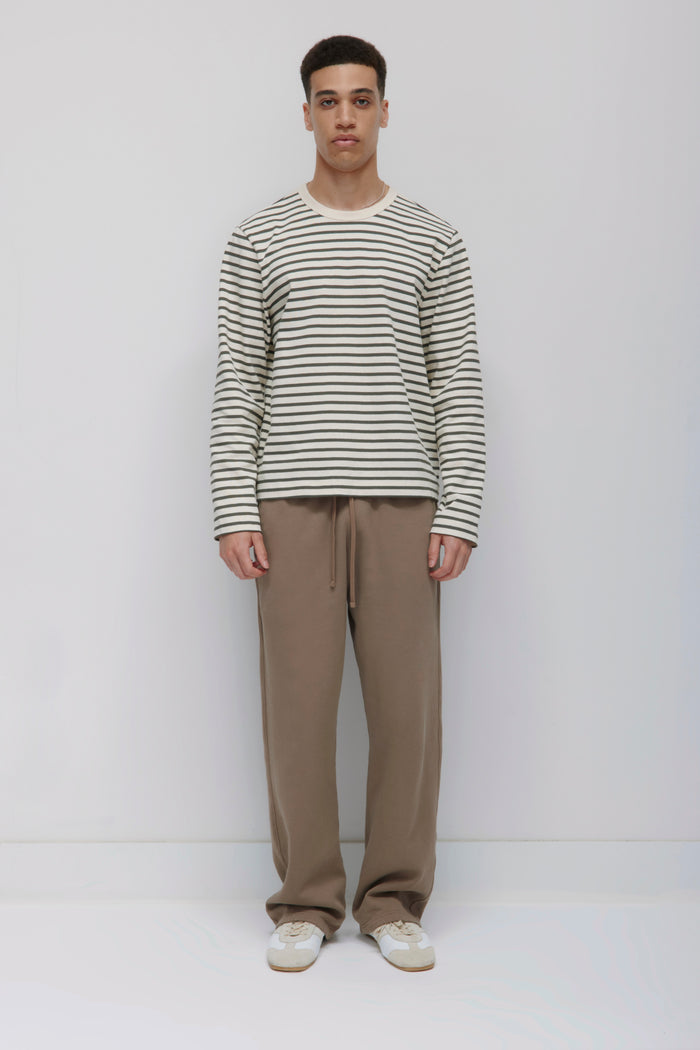 Model is 6'0.5' and is wearing a size L.