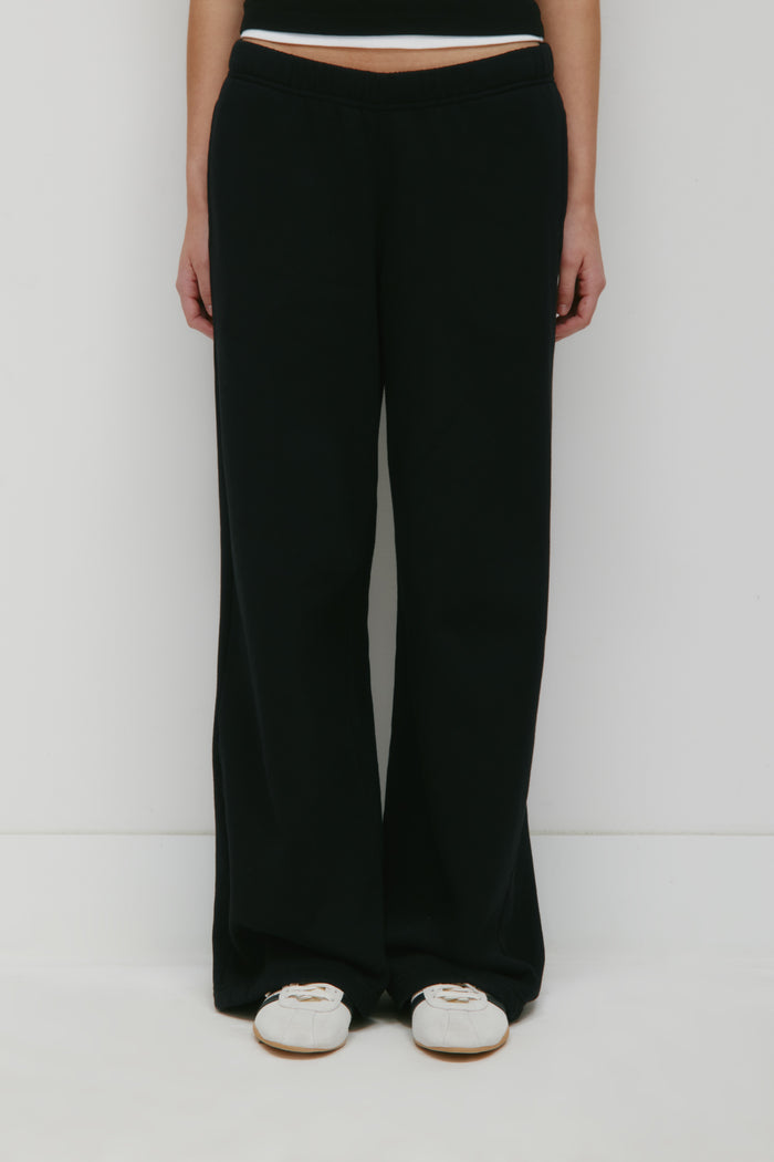 Women's Essential Straight Sweatpant in Black